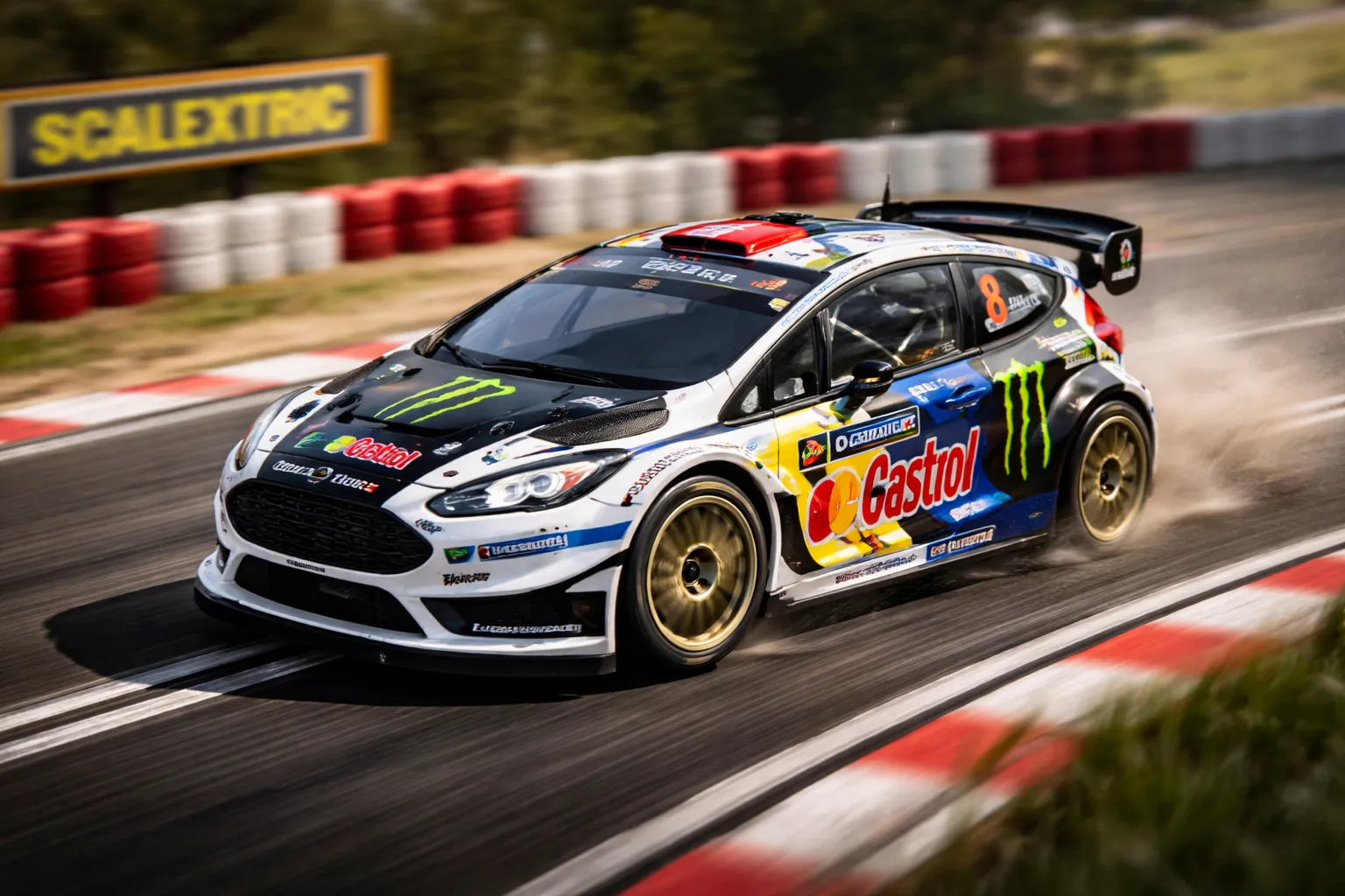 Coche de rally a escala 1/24 derrapando en un tramo de tierra de una pista de slot